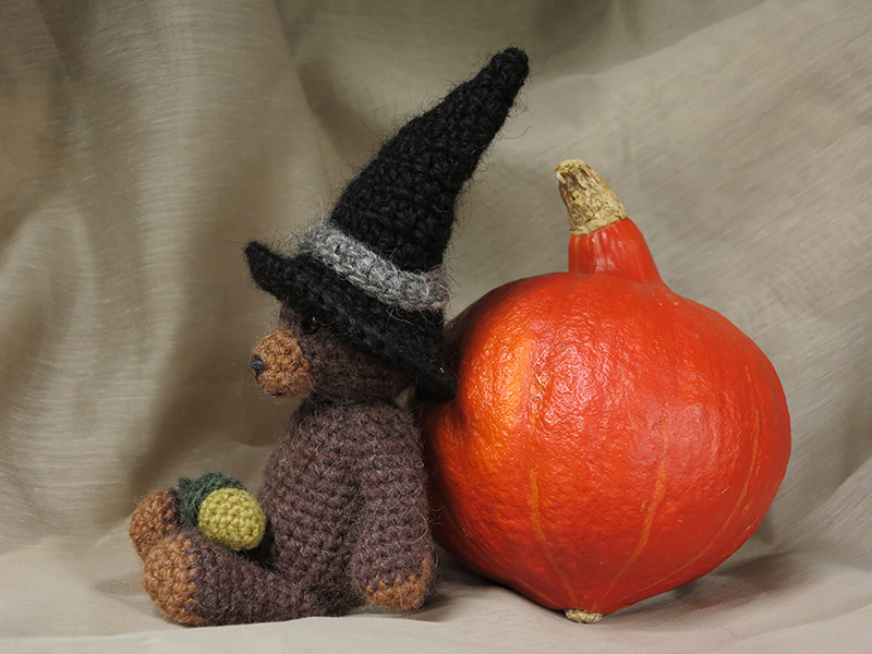 crochet-teddy-witch-hat-